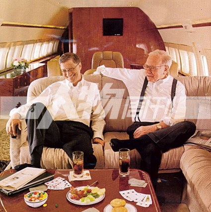 盖茨与巴菲特在私人飞机上的海报和以往每一次遇到困难时一样,比尔
