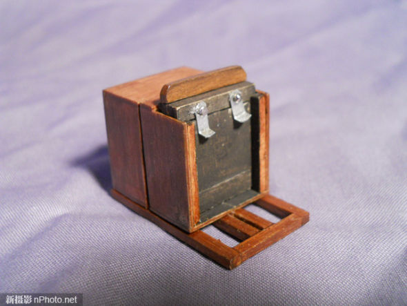 18世纪古老摄影技术 世界上较小的湿版相机