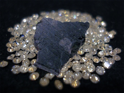 尽管地球上的钻石很常见,但科学家们相信纳米钻石源于太空