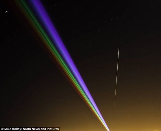 英国夜空现橙色大火球或为流星(图)