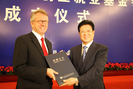 图文：王兆国为戴姆勒公司颁发捐赠证书_创业时代_科技时代_新浪网