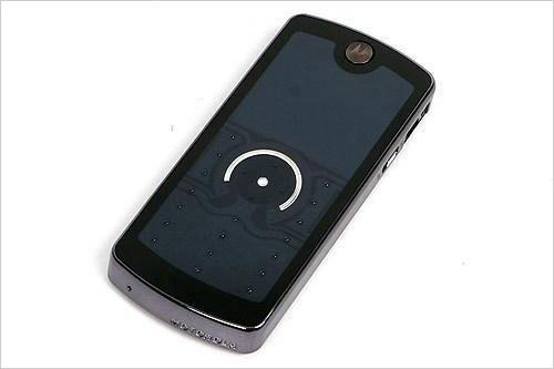 超薄智能音乐卷席 摩托罗拉e8惊艳曝光