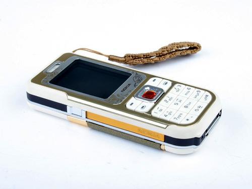 点击图片查看诺基亚7360详细资料由于采用了诺记经典的直板造型,因此