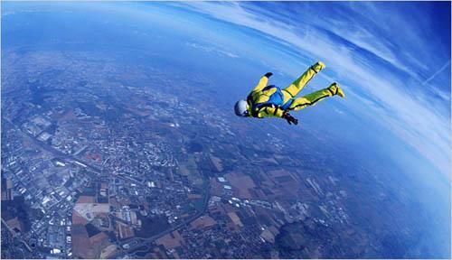 法国老人挑战4万米高空跳伞失败(图)