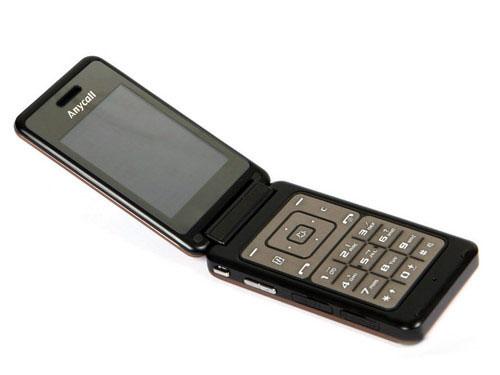 三星w699采用的折叠式机身设计,配有内外超大双触摸屏,支持手写键盘双