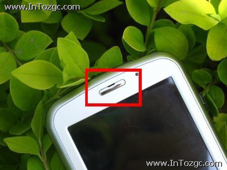 全新手机的听筒位置,应该没有任何肉眼可观察到的明显灰尘