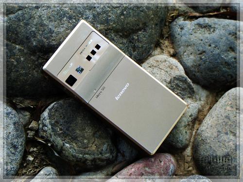 镜美混搭风 联想女性翻盖手机p82评测