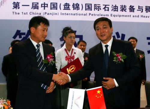李素芳在主持签约仪式时说,第一届中国(盘锦)国际石油装备与稠油技术