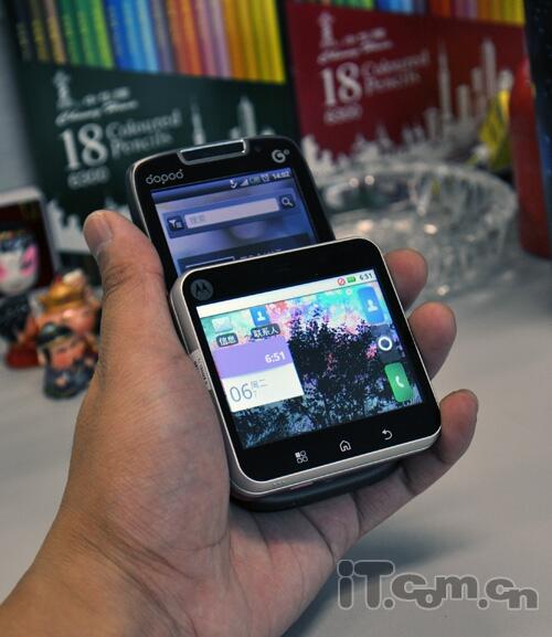 炫彩方块侧空翻 摩托罗拉me511精彩图赏(6)_手机_科技时代_新浪网