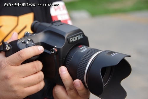 数码相机 > 正文  作为一款中画幅单反相机,宾得645d采用了不可换后背