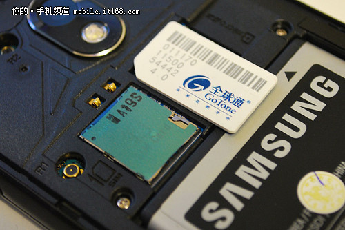 采用micro-sim卡槽(图中为mini-sim卡作为大小对比)采用1800毫安时