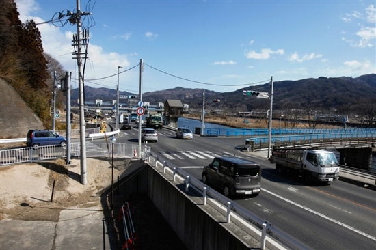 这是日本岩手县宫古市同一处地点在两个不同日期拍摄的情景,分别