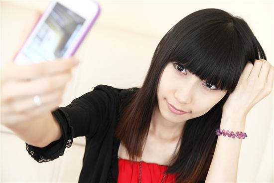 完美角度入镜 美女示范手机自拍全教程