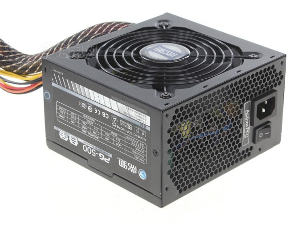 电源的外观和包装的确没有什么特别之处,和市面上大多数入门级电源一