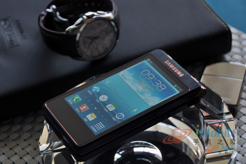 点击图片查看三星w2013详细资料编辑点评:虽然在配置上黑莓p9981不及