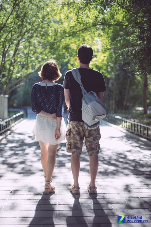 在公园,羞涩的与学长肩并肩.