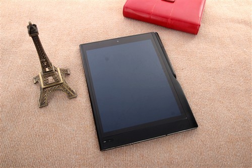 e人e本s1尽管配备了9.7英寸的屏幕,但并没有影响s1纤细的体型.其仅8.