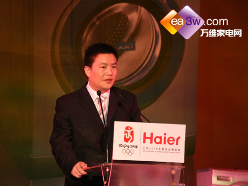 海尔洗衣机销售公司总经理 丁来国在海尔洗衣机"i"战略的研发团队中