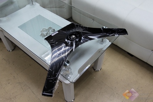 "提示插入插孔固定底座在底座部分,东芝40xv650c采用了机座分离式设计