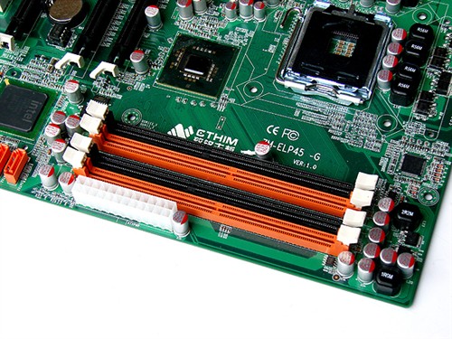 大图:致铭首款intel p45主板规格曝光