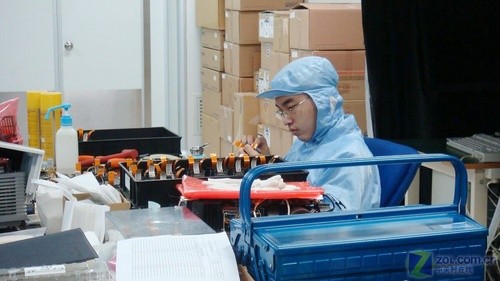 我们就进入了爱普生投影机复新车间