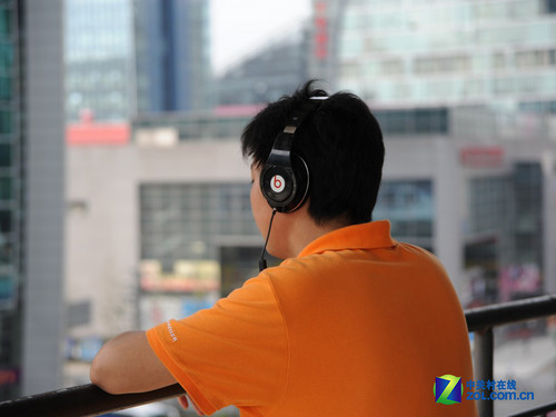 魔声录音室耳机佩戴效果