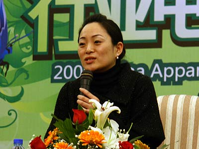 图文:中国魅力女网商杨小卉参与论坛讨论