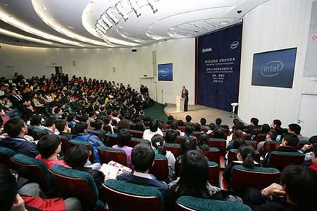 图文:报告厅演讲现场座无虚席