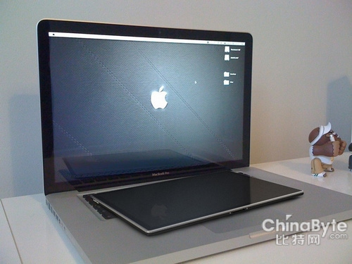 图片中显示的是一台放在macbook pro笔记本上的平板电脑