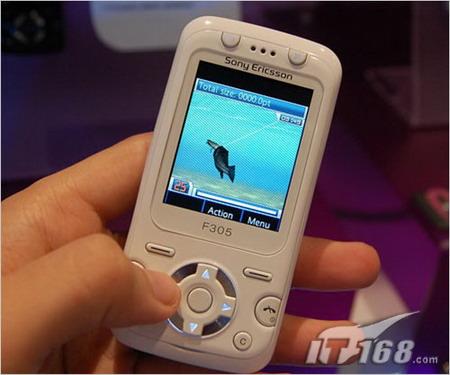 比如索尼爱立信在今年6月份的新加坡亚洲电信展上发布的游戏手机f305