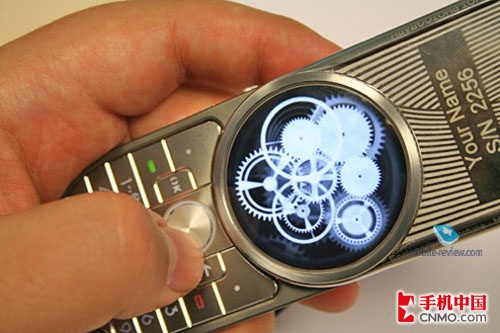 圆屏豪华奢侈品 摩托罗拉aura入京开卖_手机_科技时代_新浪网