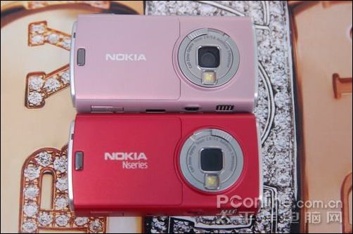 诺基亚n95采用了独特的双滑盖设计,把屏幕推上去就是正常的手机操作