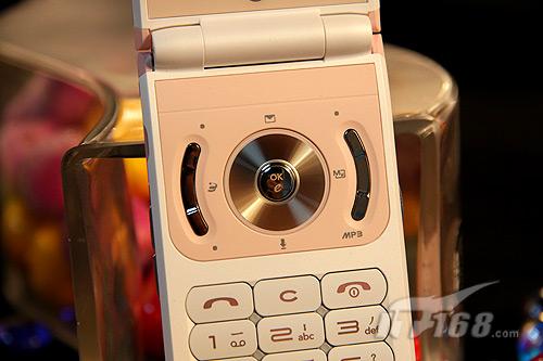 圆形导航和两旁的月牙形功能键都采用了激光镭射设计