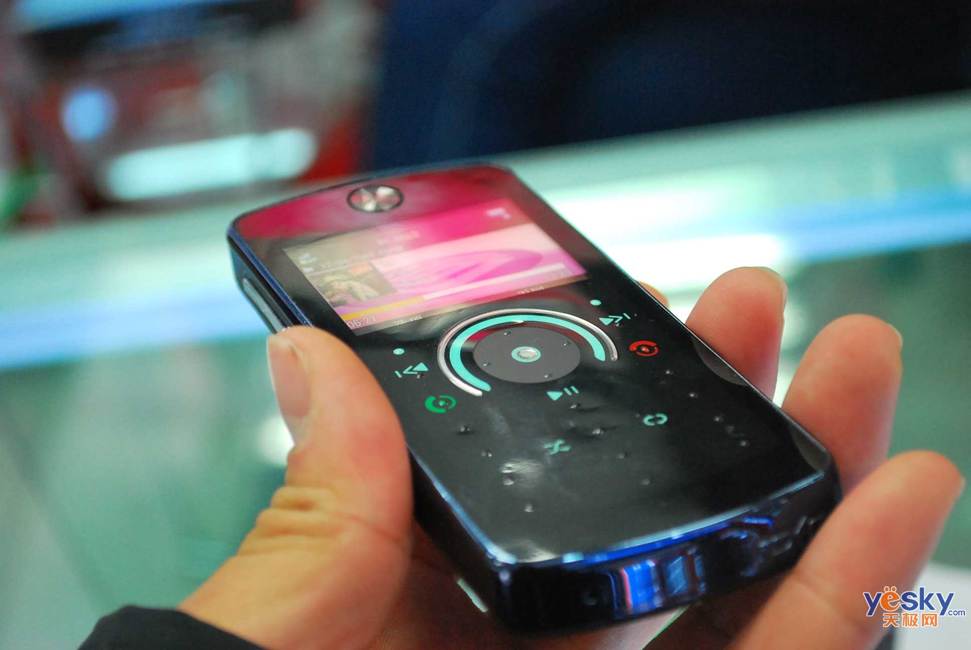 图为:摩托罗拉 rokr e8