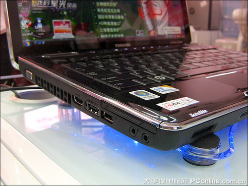 东芝 satellite m501整体采用了十分时尚亮丽的烤漆工艺.