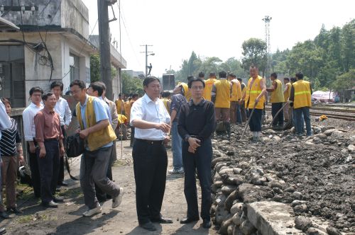 赵吉斌董事长与成都铁路局领导在都江堰车站研究铁路通信抢险工作