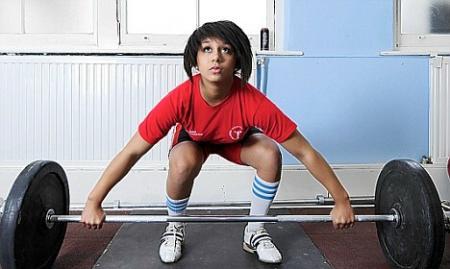 英国最强壮女孩14岁举起两倍体重杠铃