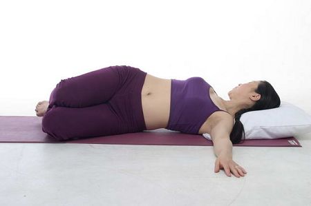 孕妇简单瑜伽动作床上图片