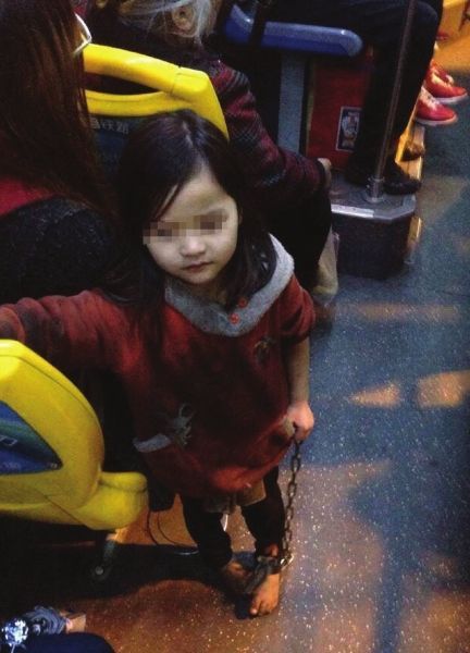 4岁女孩光着脚手拿铁链乘公交(图)