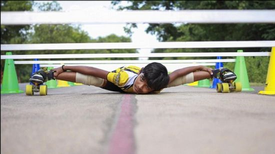 印度男孩从车底滑过 或创世界纪录