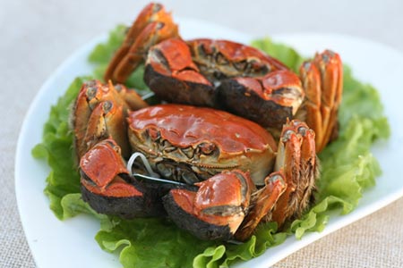 打开蟹盖,蟹黄如金,蟹白似玉,蘸上辛师傅亲手用姜丝,镇江