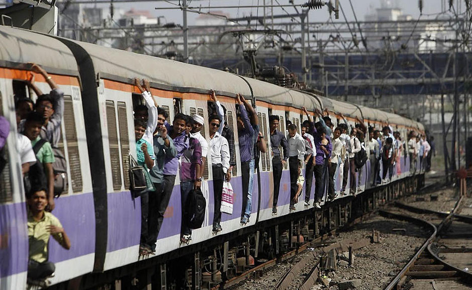 印度人挤火车的震撼景象