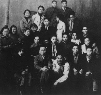 学生与裸体模特合影1914年起,刘海粟在上海美术专科学校首次采用人体