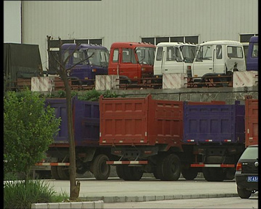 非法拼装车厂外面