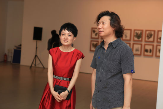 画家刘辉和妻子源源图片