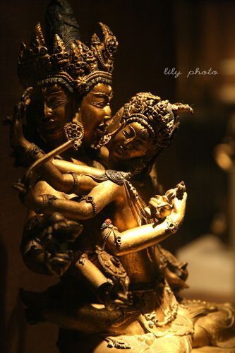 色即是空,空即是色,色不异空,空不异色这尊欢喜佛本尊神坐拥着三头六