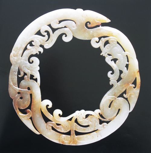 因而在很多汉代墓葬中常常出土有大量的龙形或雕饰有龙纹的玉器