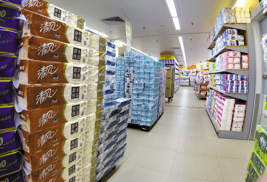 记者昨日走访广州市场调查最近被曝光的问题纸巾销售情况,多家超市