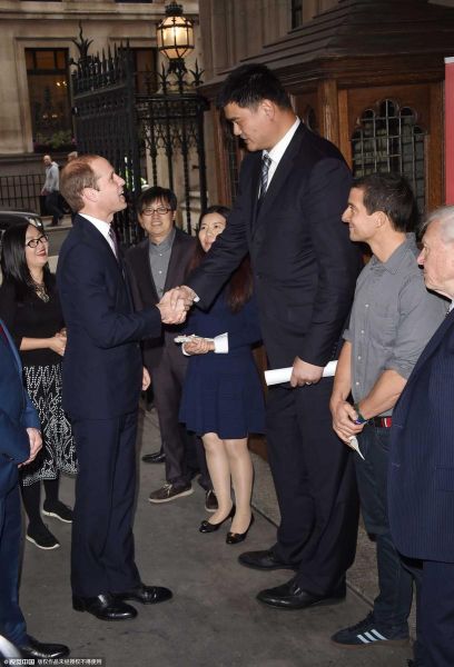 英国伦敦,威廉王子在录制央视特别节目前与中国退役球星姚明见面