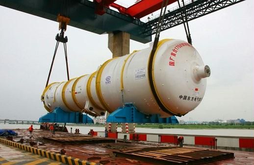 一台重达500多吨的核电蒸汽发生器正徐徐吊上货轮,这是目前国际上新型